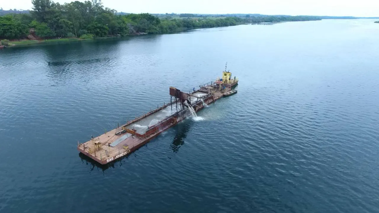 Draga de extração de areia da Concresp Mineração em operação no rio
