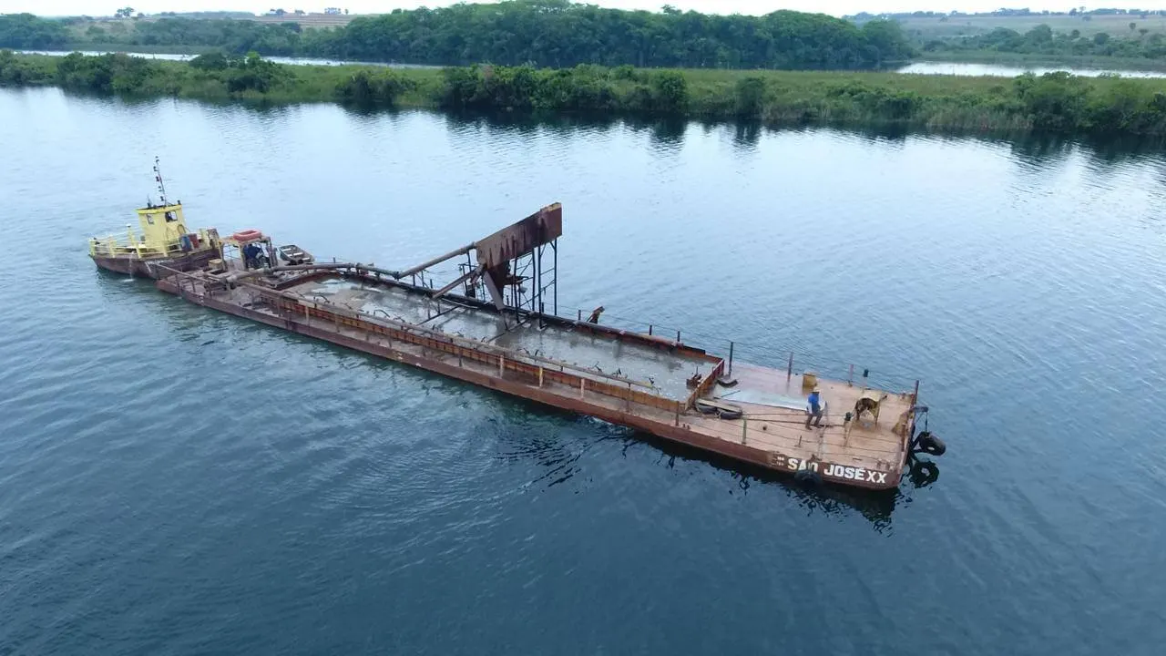 Draga de extração de areia da Concresp Mineração em operação no rio