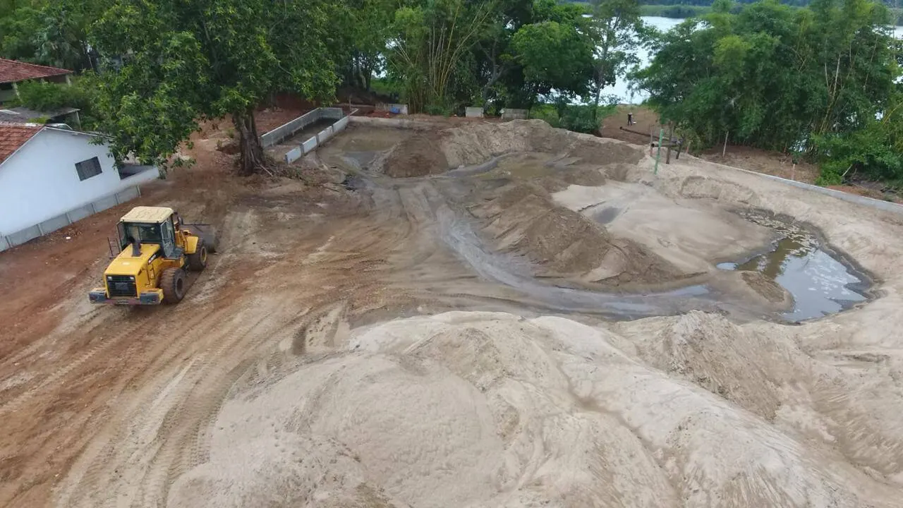 Pátio do porto de areia da Concresp Mineração em Andradina com areia extraída