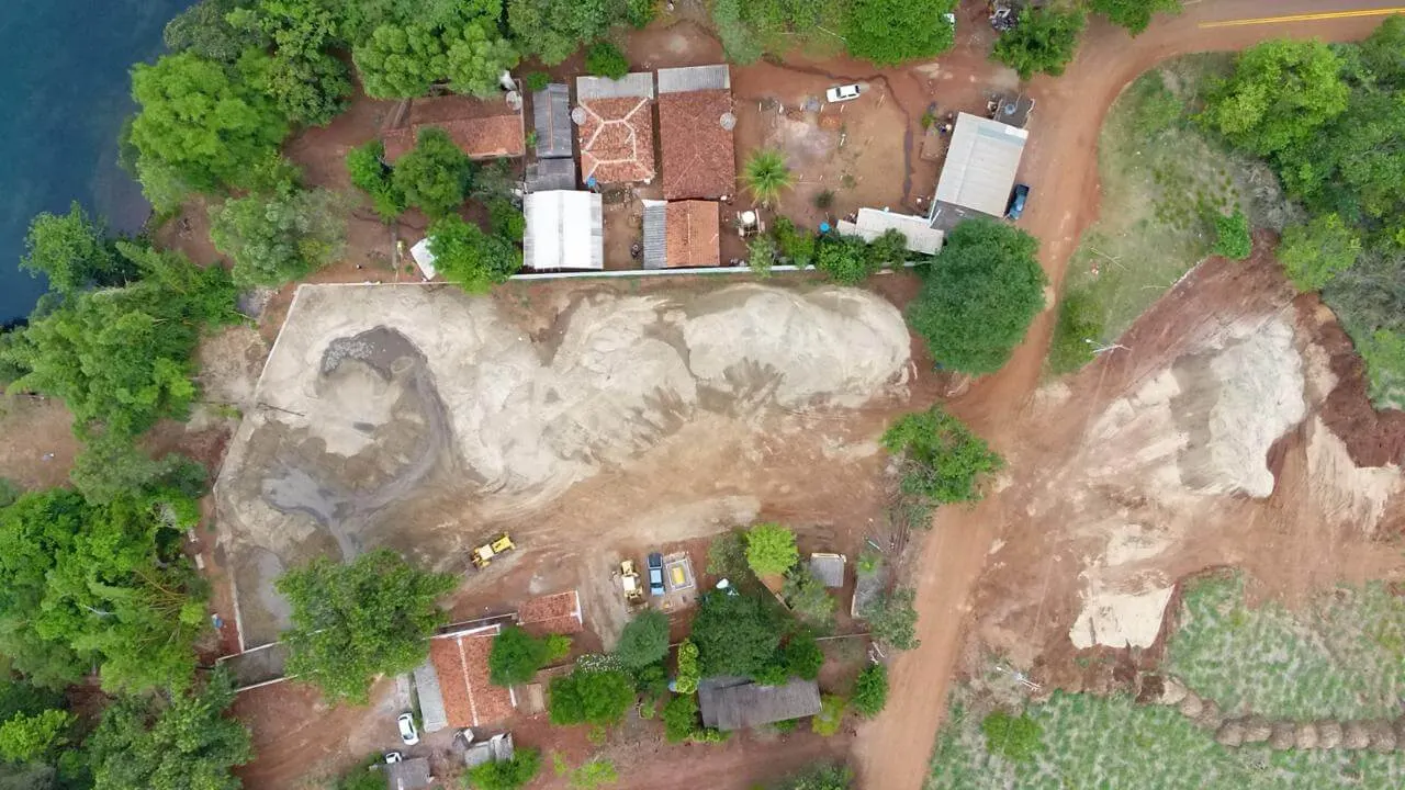 Areia lavada estocada no porto de areia da Concresp em Andradina