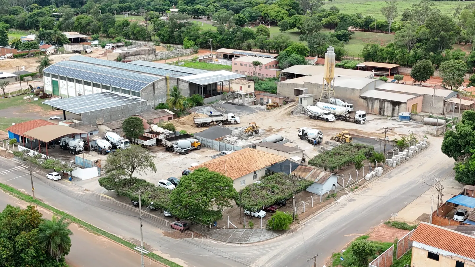 Pátio da Concresp Concretagem com caminhões betoneira e silo de cimento em Andradina